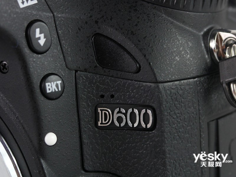 ῵D600